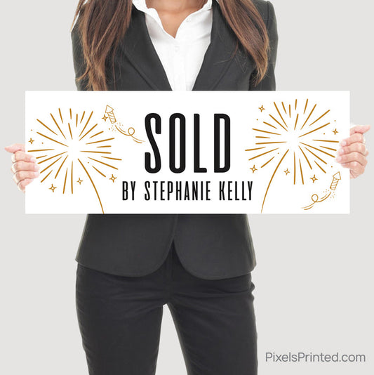 realtor closing photo sign with homeowners for social media